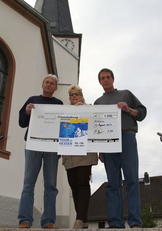 Die „Macher“ des Kirchgassfestes präsentieren ihren Scheck über 1030 € an das Team Bensheim der Tour der Hoffnung:  Freddi Dörr, Bettina Götz und Michael Götz.